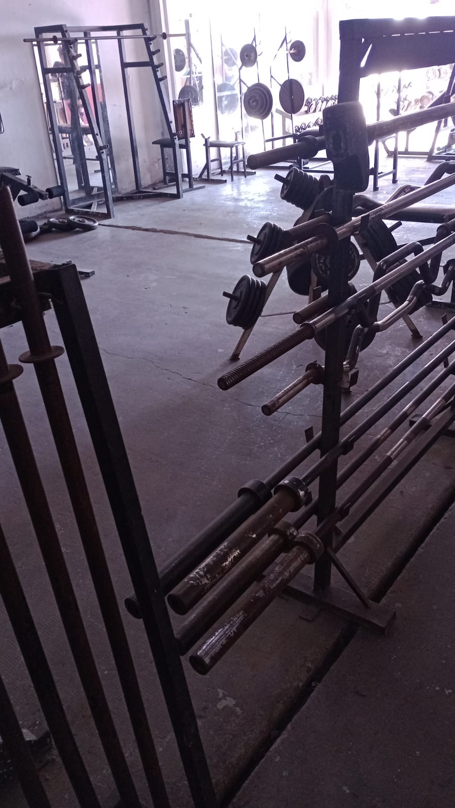 Barras y discos en Nuevo Gimnasio El Aguante